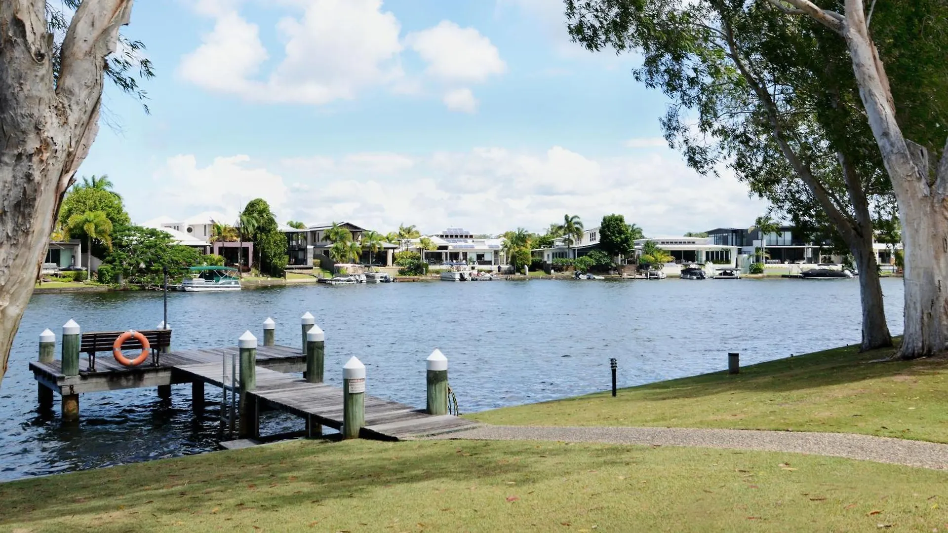 ****  Noosa Entrance Waterfront Resort Noosaville Ausztrália