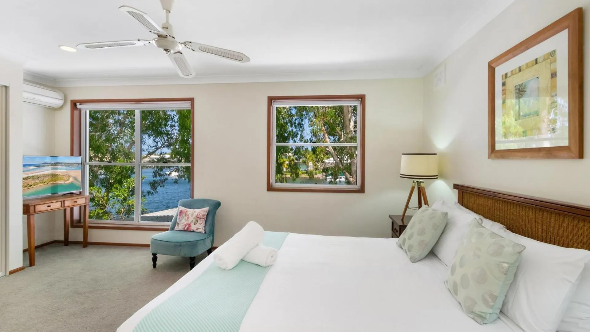 ****  Noosa Entrance Waterfront Resort Noosaville Australia